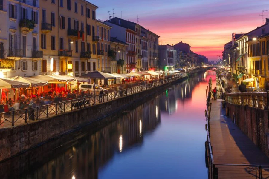 Per cena, vai sui Navigli. Il tramonto qui è magico, con l’acqua che riflette le luci dei locali